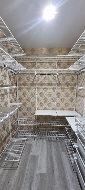 Белая П-образная гардеробная с выдвижными корзинами, фото 2