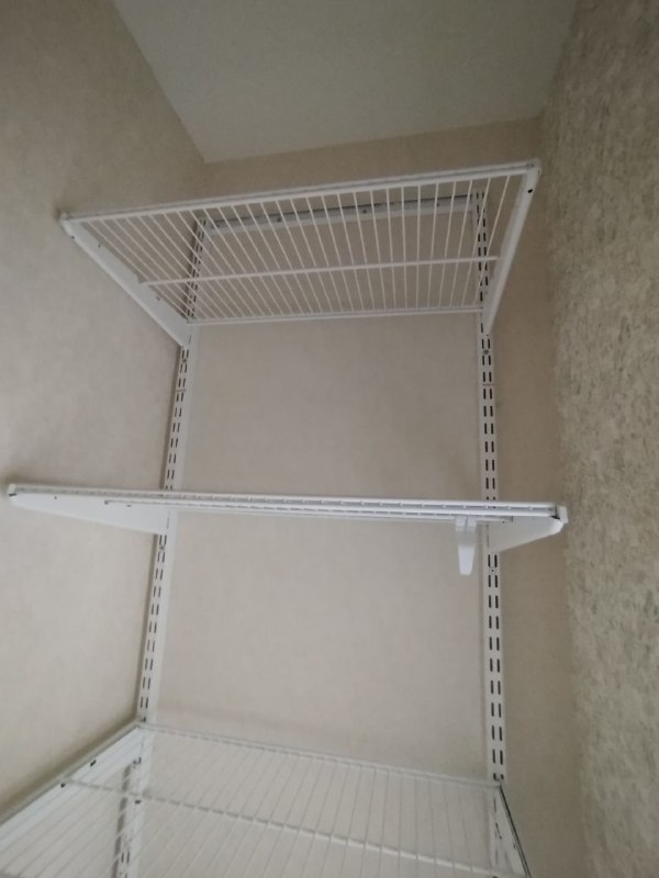 Белая П-образная гардеробная с выдвижными корзинами, ~1,8×1,2 м, фото 3