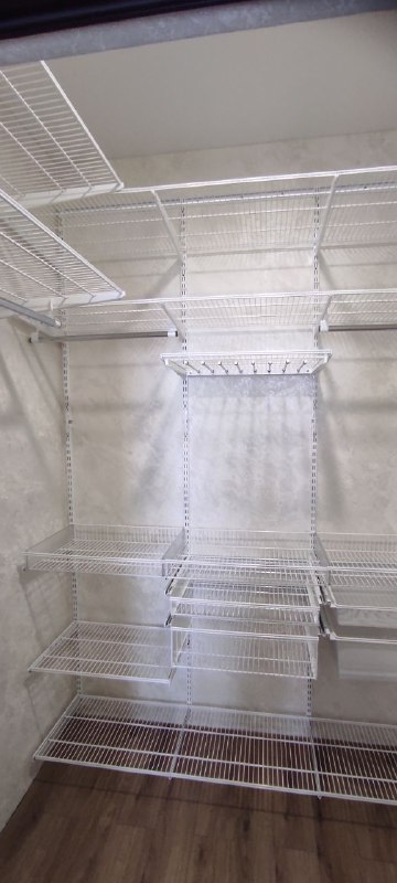 Белая П-образная гардеробная с выдвижными корзинами, ~2,1×1,6 м, фото 2