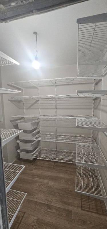 Белая П-образная гардеробная с выдвижными корзинами, ~2×2,6 м, фото 1