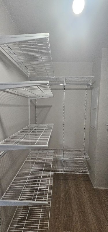 Белая П-образная гардеробная с выдвижными корзинами, ~2×2,6 м, фото 2