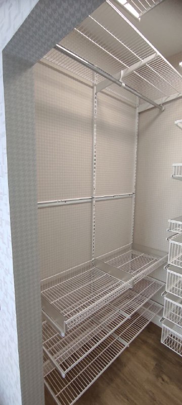Белая П-образная гардеробная с выдвижными корзинами, ~1,8×1,6 м, фото 1