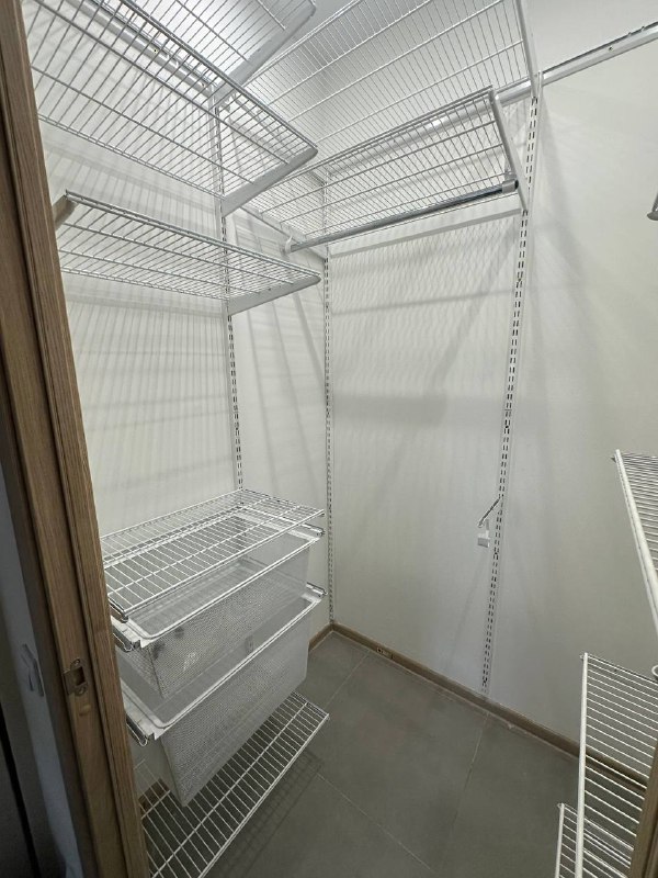 Белая П-образная гардеробная с выдвижными корзинами, ~1,5×1,8 м, фото 1