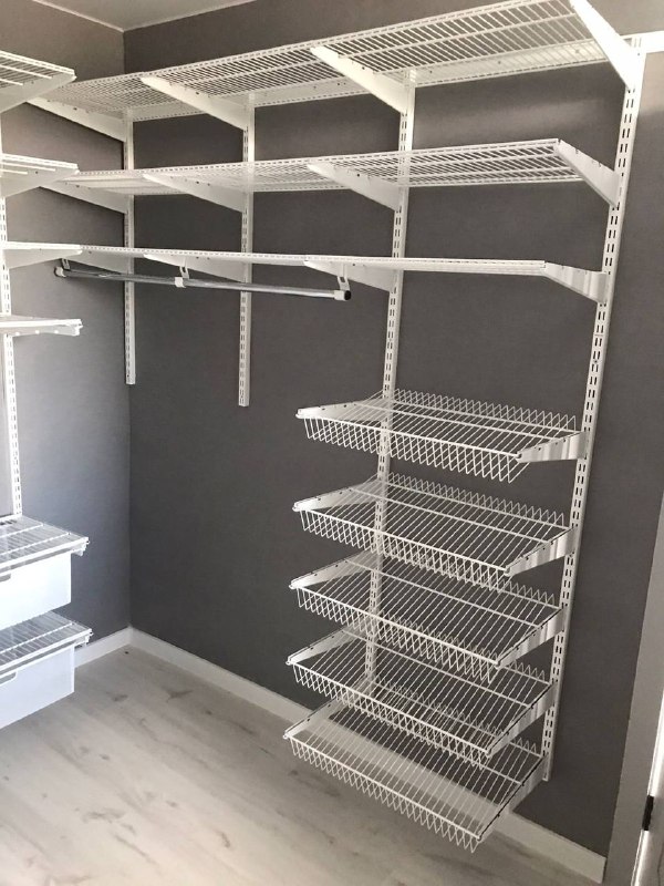 Белая П-образная гардеробная с выдвижными корзинами, ~1,9×3,2 м, фото 1