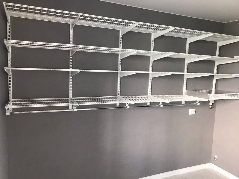 Белая П-образная гардеробная с выдвижными корзинами, ~1,9×3,2 м, фото 2