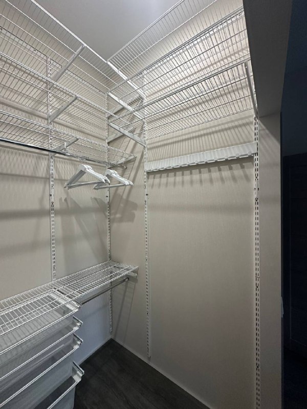 Белая П-образная гардеробная с выдвижными корзинами, ~1,8×2,1 м, фото 3