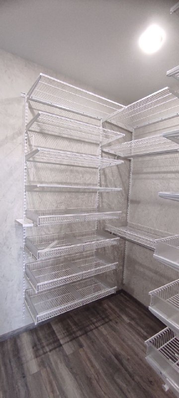 Белая П-образная гардеробная с выдвижными корзинами, ~1,8×2 м, фото 1