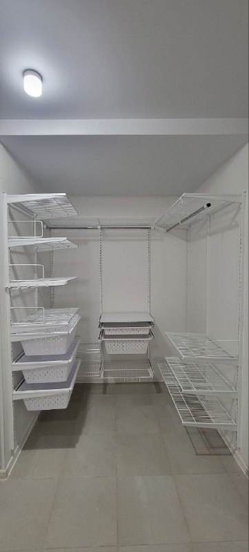 Белая П-образная гардеробная с выдвижными корзинами, ~2×2,1 м, фото 1