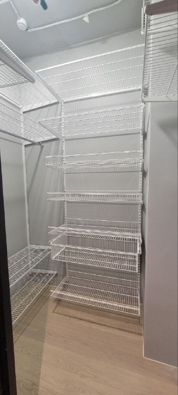 Белая П-образная гардеробная с выдвижными корзинами, ~1,3×2 м, фото 1