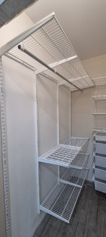 Белая П-образная гардеробная с выдвижными корзинами, ~2,4×1,8 м, фото 1