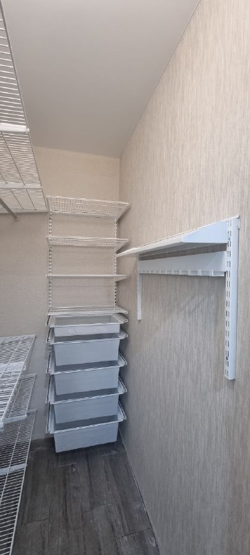 Белая П-образная гардеробная с выдвижными корзинами, ~2,4×1,8 м, фото 2