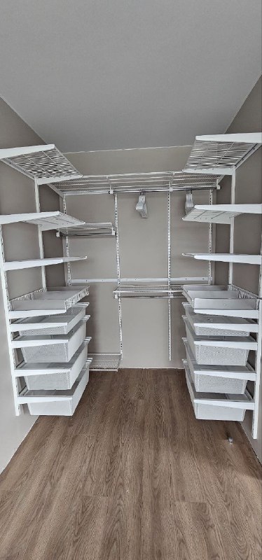 Белая П-образная гардеробная с выдвижными корзинами, ~1,8×2 м, фото 1