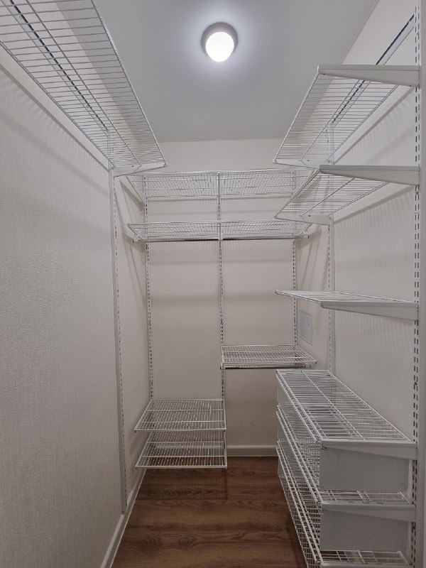 Белая П-образная гардеробная с выдвижными корзинами, ~1,3×2,2 м, фото 1
