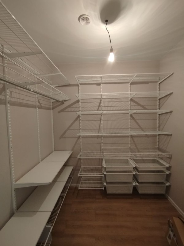 Белая П-образная гардеробная с выдвижными корзинами, ~2,4×2,1 м, фото 1