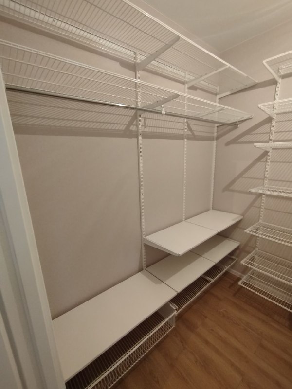 Белая П-образная гардеробная с выдвижными корзинами, ~2,4×2,1 м, фото 2