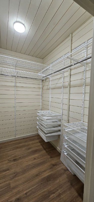 Белая П-образная гардеробная с выдвижными корзинами, ~1,5×2,2 м, фото 3