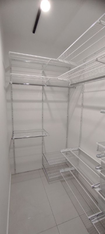 Белая П-образная гардеробная с выдвижными корзинами, ~2,1×2,3 м, фото 1