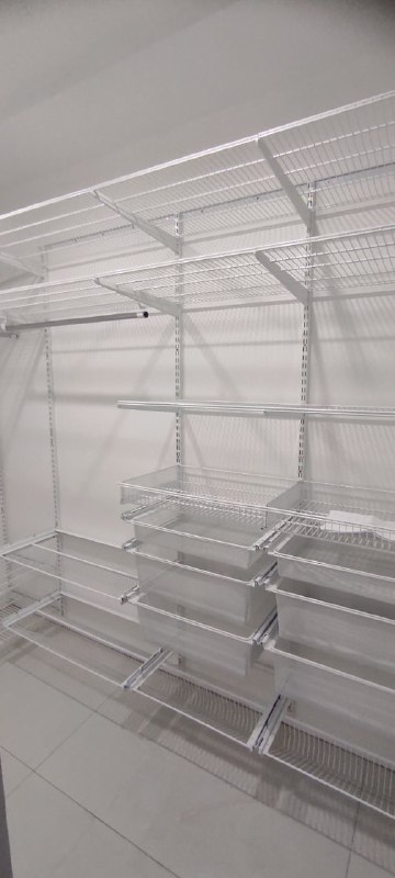 Белая П-образная гардеробная с выдвижными корзинами, ~2,1×2,3 м, фото 2