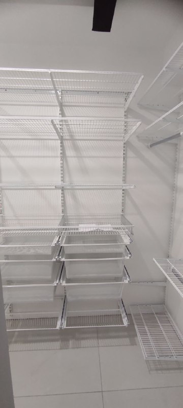 Белая П-образная гардеробная с выдвижными корзинами, ~2,1×2,3 м, фото 3
