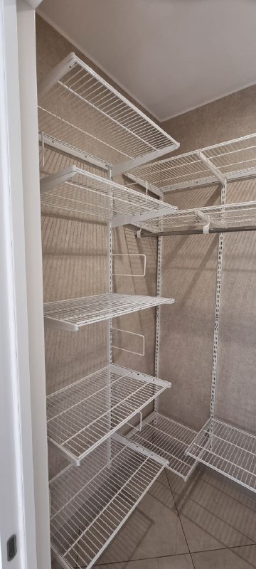 Белая П-образная гардеробная с выдвижными корзинами, ~1,8×1,5 м, фото 1