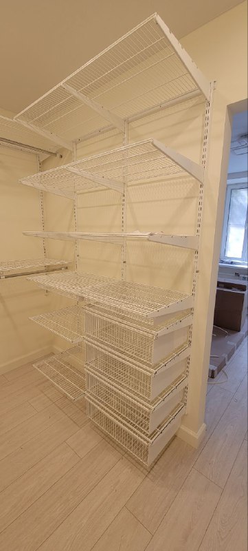 Белая П-образная гардеробная с выдвижными корзинами, ~2,1×2 м, фото 1