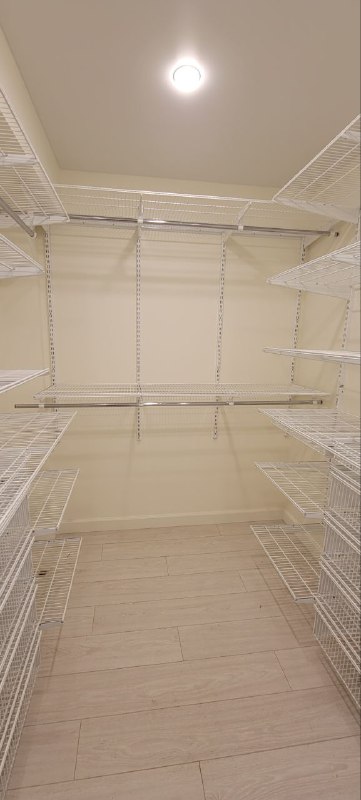 Белая П-образная гардеробная с выдвижными корзинами, ~2,1×2 м, фото 2