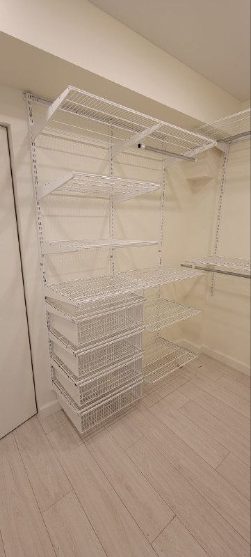 Белая П-образная гардеробная с выдвижными корзинами, ~2,1×2 м, фото 3