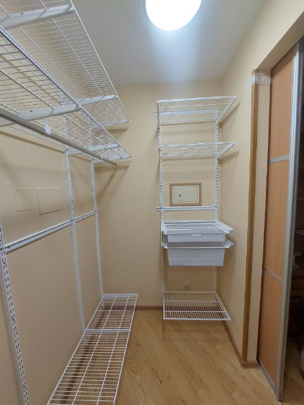 Белая П-образная гардеробная с выдвижными корзинами, ~2,4×1,8 м, фото 3