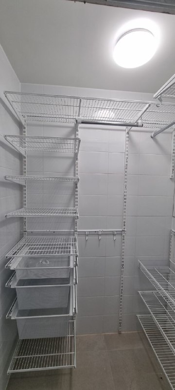 Белая П-образная гардеробная с выдвижными корзинами, ~1,8×1,5 м, фото 1