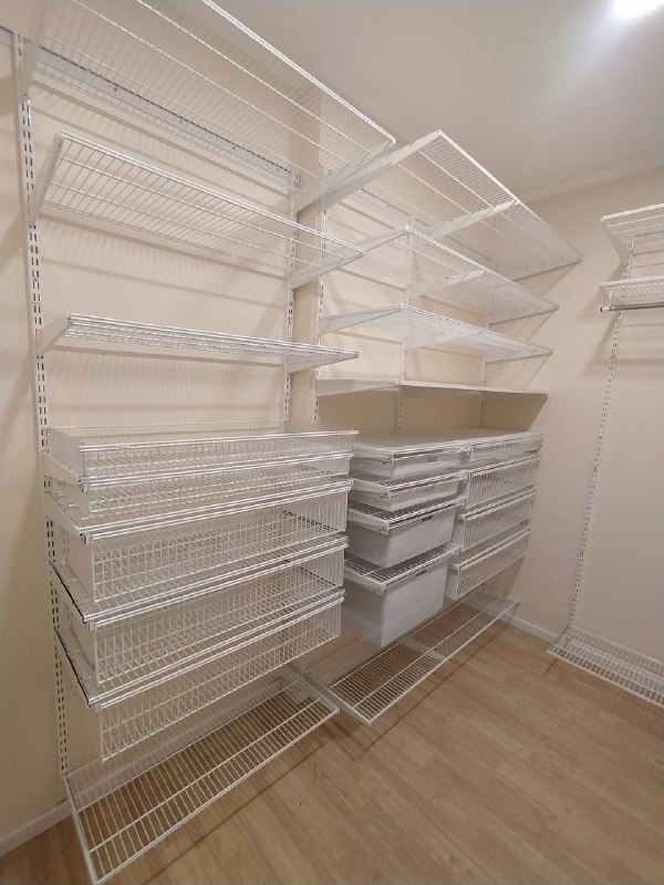 Белая П-образная гардеробная с выдвижными корзинами, ~1,8×2,7 м, фото 2