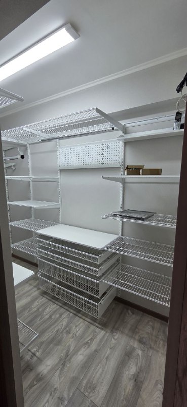 Белая П-образная гардеробная с выдвижными корзинами, ~1,8×2,5 м, фото 1