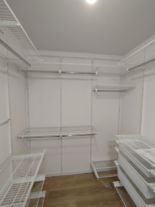 Белая П-образная гардеробная с выдвижными корзинами, ~2,1×2,3 м, фото 2