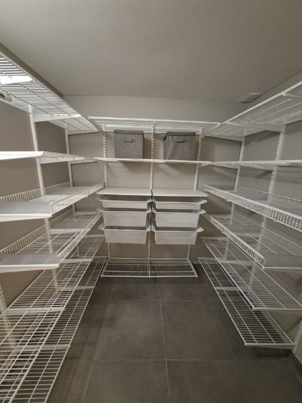Белая П-образная гардеробная с выдвижными корзинами, ~1,8×2,4 м, фото 2