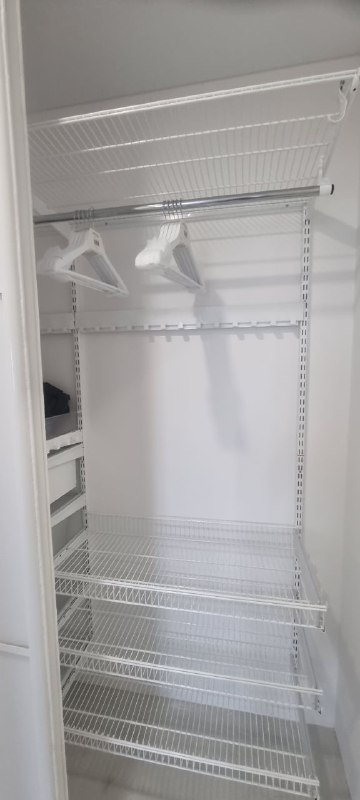 Белая П-образная гардеробная с выдвижными корзинами, ~0,9×1,3 м, фото 1