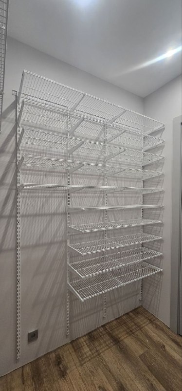 Белая П-образная гардеробная с выдвижными корзинами, ~2×2,2 м, фото 1