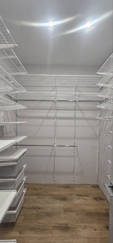 Белая П-образная гардеробная с выдвижными корзинами, ~2×2,2 м, фото 2