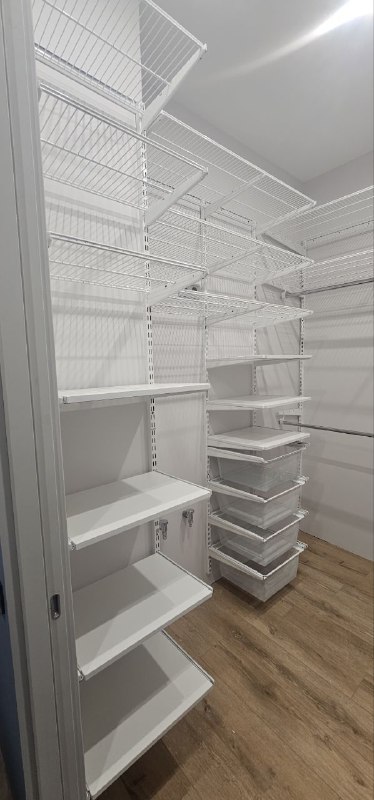 Белая П-образная гардеробная с выдвижными корзинами, ~2×2,2 м, фото 3
