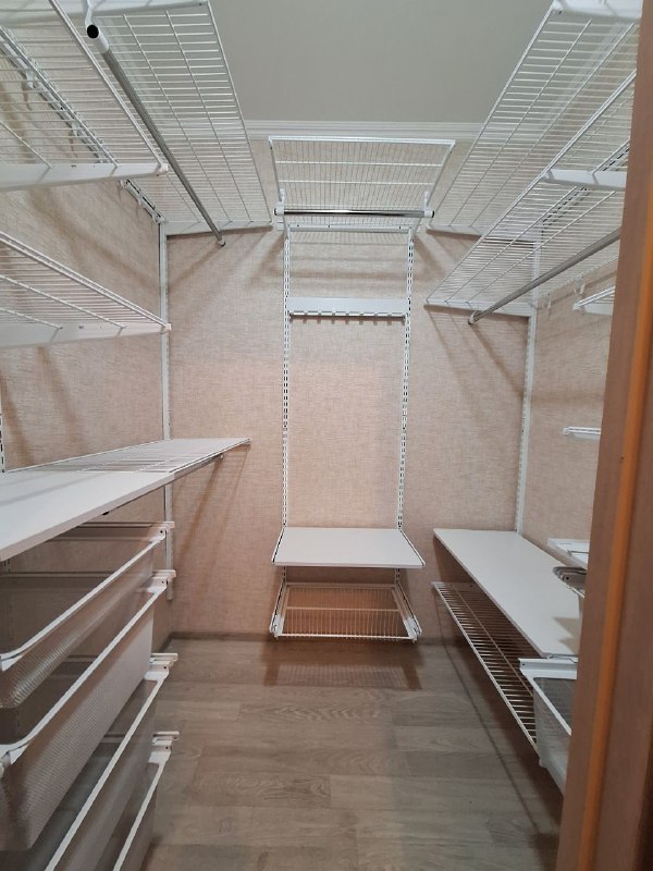 Белая П-образная гардеробная с выдвижными корзинами, ~1,7×2,1 м, фото 1