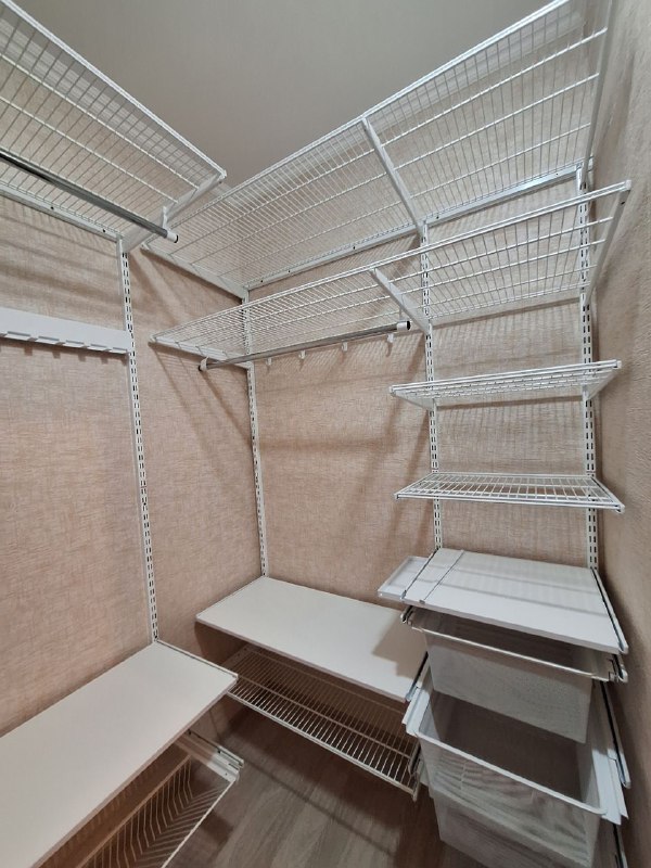 Белая П-образная гардеробная с выдвижными корзинами, ~1,7×2,1 м, фото 2