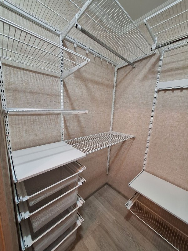 Белая П-образная гардеробная с выдвижными корзинами, ~1,7×2,1 м, фото 3