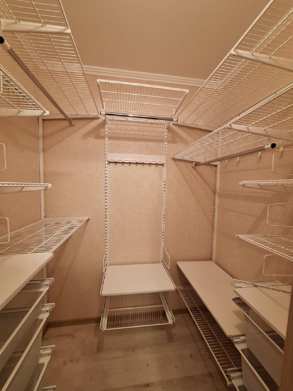 Белая П-образная гардеробная с выдвижными корзинами, ~1,7×2 м, фото 3