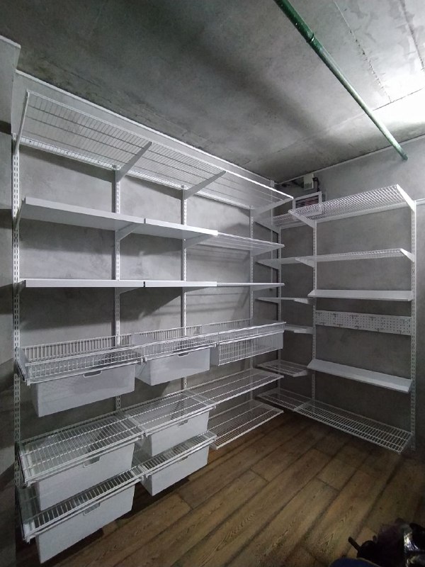 Белая П-образная гардеробная с выдвижными корзинами, ~3×2,2 м, фото 2