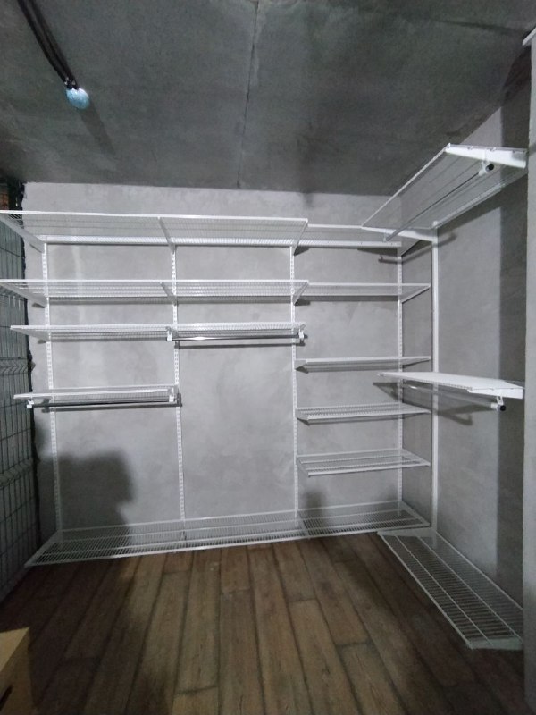 Белая П-образная гардеробная с выдвижными корзинами, ~3×2,2 м, фото 3