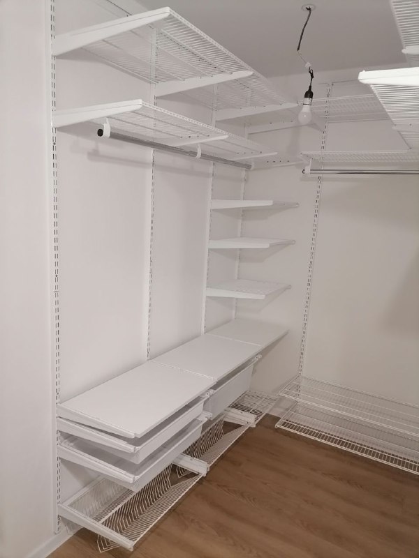 Белая П-образная гардеробная с выдвижными корзинами, ~1,4×2,2 м, фото 1