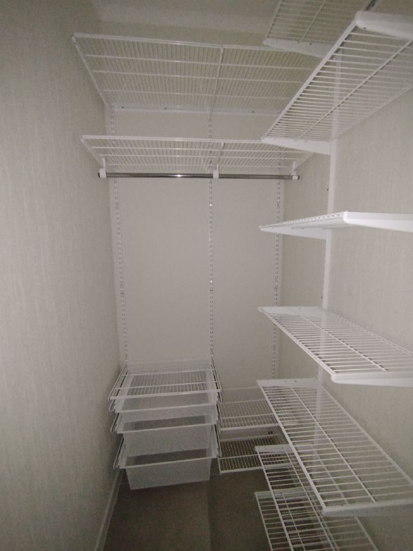 Белая П-образная гардеробная с выдвижными корзинами, ~1,8×1,5 м, фото 3