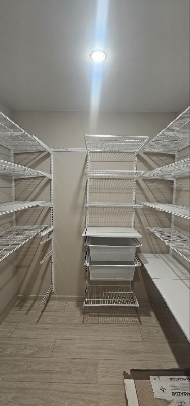 Белая П-образная гардеробная с выдвижными корзинами, фото 2