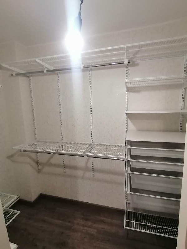 Белая П-образная гардеробная с выдвижными корзинами, ~2,7×1,8 м, фото 1