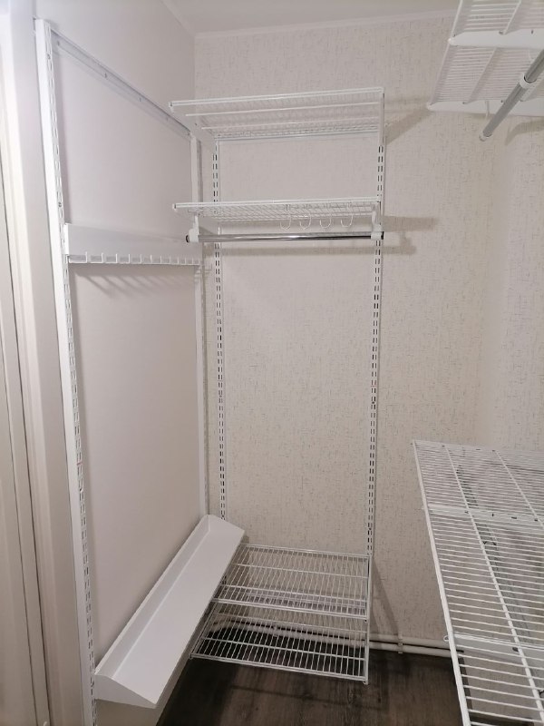 Белая П-образная гардеробная с выдвижными корзинами, ~2,7×1,8 м, фото 3