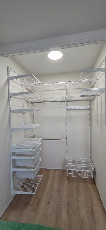 Белая П-образная гардеробная с выдвижными корзинами, ~1,8×2,1 м, фото 1