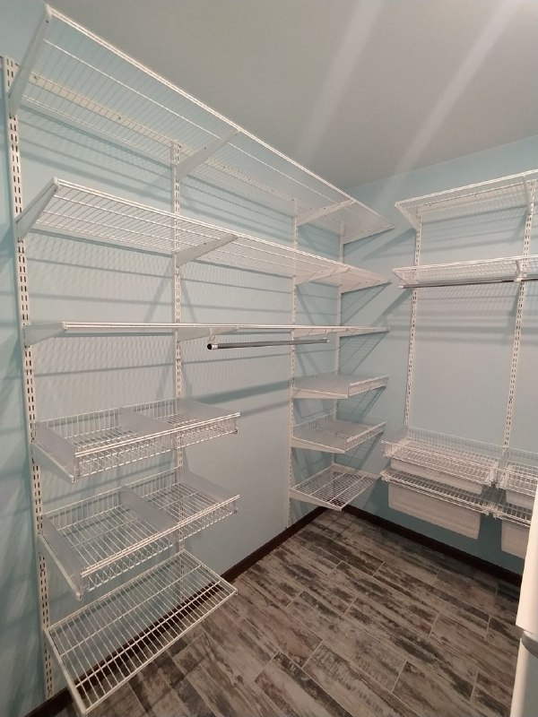 Белая П-образная гардеробная с выдвижными корзинами, ~1,8×3 м, фото 3